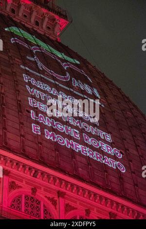 Alcune immagini della Mole Antonelliana illuminata per i 10 anni di Langhe Monferrato Patrimonio dell'UNESCO presso Torino, Italia - Cronaca - Sabato 22 Giugno 2024 - (Foto Giacomo Longo/LaPresse) einige Bilder des Mole Antonelliana beleuchtet zum 10. Jahrestag des UNESCO-Weltkulturerbes Langhe Monferrato nahe Turin, Italien - News - Samstag, 22. Juni 2024 - (Foto Giacomo Longo/LaPresse) Credit: LaPresse/Alamy Live News Stockfoto