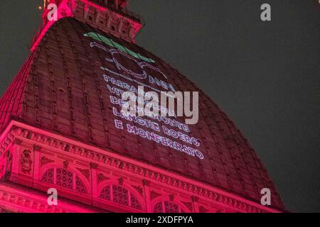 Alcune immagini della Mole Antonelliana illuminata per i 10 anni di Langhe Monferrato Patrimonio dell'UNESCO presso Torino, Italia - Cronaca - Sabato 22 Giugno 2024 - (Foto Giacomo Longo/LaPresse) einige Bilder des Mole Antonelliana beleuchtet zum 10. Jahrestag des UNESCO-Weltkulturerbes Langhe Monferrato nahe Turin, Italien - News - Samstag, 22. Juni 2024 - (Foto Giacomo Longo/LaPresse) Credit: LaPresse/Alamy Live News Stockfoto