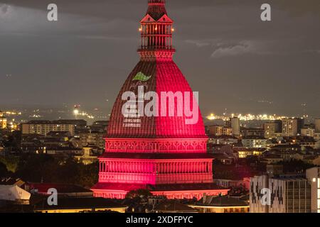 Alcune immagini della Mole Antonelliana illuminata per i 10 anni di Langhe Monferrato Patrimonio dell'UNESCO presso Torino, Italia - Cronaca - Sabato 22 Giugno 2024 - (Foto Giacomo Longo/LaPresse) einige Bilder des Mole Antonelliana beleuchtet zum 10. Jahrestag des UNESCO-Weltkulturerbes Langhe Monferrato nahe Turin, Italien - News - Samstag, 22. Juni 2024 - (Foto Giacomo Longo/LaPresse) Credit: LaPresse/Alamy Live News Stockfoto