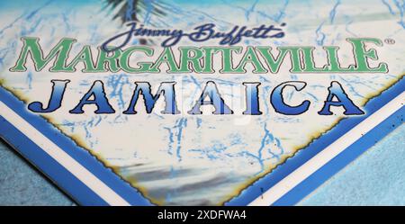 Viersen, Deutschland - 9. Mai. 2024: Nahaufnahme des Jimmy Buffett Margaritaville Jamaica-Metallic-Zeichens Stockfoto