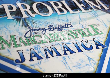 Viersen, Deutschland - 9. Mai. 2024: Nahaufnahme des Jimmy Buffett Margaritaville Jamaica-Metallic-Zeichens Stockfoto