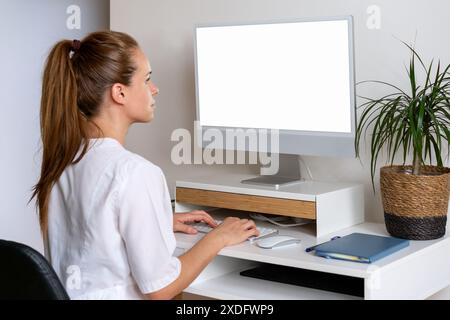 Eine Ärztin arbeitet an einem Computer. Mockup leerer Bildschirm des Computermonitors in der Krankenhauspraxis. Online-Beratung mit dem Arzt. Telemedizin Stockfoto
