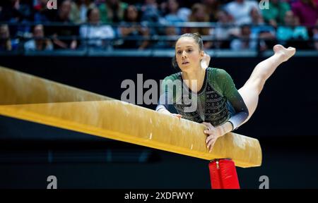 ROTTERDAM - Naomi Visser am Strahl während des Olympischen Qualifikationswettbewerbs bei der Nationalen Turnermeisterschaft in Ahoy Rotterdam. ANP IRIS VAN DEN BROEK Stockfoto