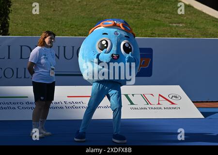 Foro Italico, Rom, Italien. Juni 2024. SetteColli Olympic Qualifying Schwimmen, Tag 2; Finny das Maskottchen Credit: Action Plus Sports/Alamy Live News Stockfoto