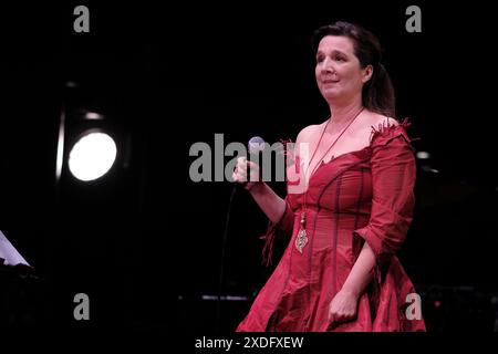 Die Sängerin Dulce Pontes tritt am 19. Juni 2024 im Teatro Albeniz auf 2024. Stockfoto