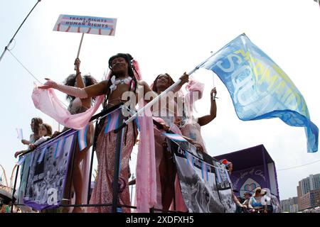 Brooklyn, New York, USA. Juni 2024. Ein allgemeiner Überblick über die Coney Island Mermaid Parade findet am Samstag, den 22. Juni 2024 in Brooklyn, New York, statt. Die Parade ist ein Sommersonnenfest, das 1983 gegründet wurde. Sie ist inspiriert von den alten Coney Island Mardi Gras-Paraden. Es zeigt König Neptun und die Meerjungfrau Königin. Coney Island ist berühmt für seine Karnevalsshows. Die Coney Island Mermaid Parade ist berühmt für ihre Meerjungfrauen und Meermänner mit Pasties, Muscheln oder Farbe. Quelle: NurPhoto SRL/Alamy Live News Stockfoto