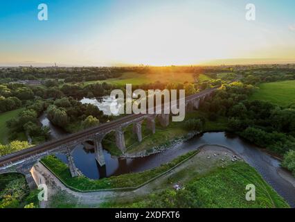 Viadukt im rötlichen Vale Country Park. Stockfoto