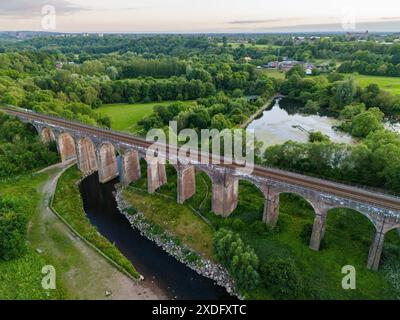 Viadukt im rötlichen Vale Country Park. Stockfoto