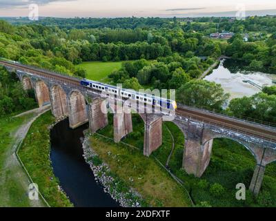 Viadukt im rötlichen Vale Country Park. Stockfoto