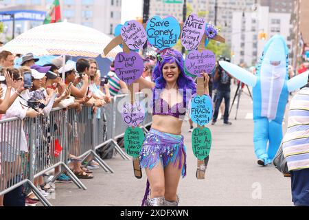 Brooklyn, Usa. Juni 2024. Am 22. Juni 2024 ziehen sich die Menschen in Kostümen an und marschieren in der Mermaid Parade auf der Surf Avenue in Coney Island, N.Y. Diese Veranstaltung wurde 1983 gegründet und ist eine Hommage an Coney Islands vergessenes Mardi Gras, eine Tradition, die von 1903 bis 1954 bestand. Die Teilnehmer tragen Meeresbewohner und nautische Outfits und schaffen so ein wundervoll verrücktes und einzigartiges Erlebnis. (Foto: Gordon Donovan) Credit: NurPhoto SRL/Alamy Live News Stockfoto