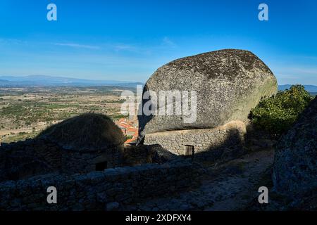 Das mittelalterliche Dorf Monsanto ist ein beliebtes Reiseziel, bekannt für seine traditionellen Häuser, die in die Granitfelsen der Berglandschaft gebaut wurden Stockfoto