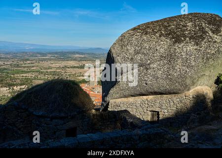 Das mittelalterliche Dorf Monsanto ist ein beliebtes Reiseziel, bekannt für seine traditionellen Häuser, die in die Granitfelsen der Berglandschaft gebaut wurden Stockfoto