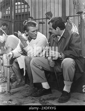 KIRK DOUGLAS und STANLEY KUBRICK diskutieren über die Gladiatorenschule während der Dreharbeiten von SPARTACUS 1960 Regisseur STANLEY KUBRICK Roman HOWARD FAST Drehbuch DALTON TRUMBO Music ALEX NORTH Bryna Productions / Universal Pictures Stockfoto