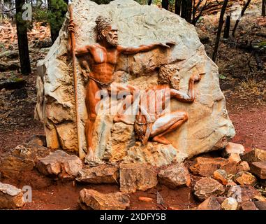 WILPENA Pound, AUSTRALIEN – 2. März 2024: Steinsteinskulptur, die die Ureinwohner auf dem Weg zum Wangara-Aussichtspunkt im wilpena-Poun darstellt Stockfoto