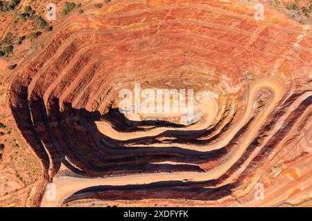 Tagebau, tiefgehauene Kupfermine in Cobar Town of Australia – Bergbauindustrie aus der Luft von oben nach unten. Stockfoto