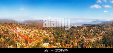 Herbstliche farbenfrohe Landschaft am Highway A40 in den Blue Mountains von Australien - Luftpanorama über Blackheath. Stockfoto