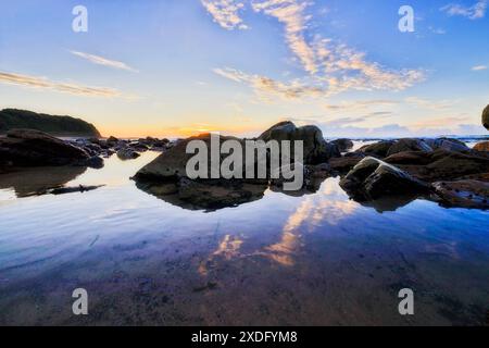 Malerische Meereslandschaft bei Ebbe am Hams Beach in Caves Beach, Stadtküste am Pazifik in Australien. Stockfoto