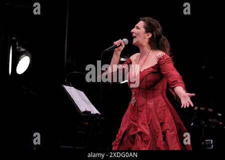 Madrid, Spanien. Juni 2024. Die Sängerin Dulce Pontes tritt am 19. Juni 2024 im Teatro Albeniz auf 2024. Quelle: SIPA USA/Alamy Live News Stockfoto