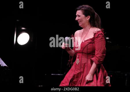 Madrid, Spanien. Juni 2024. Die Sängerin Dulce Pontes tritt am 19. Juni 2024 im Teatro Albeniz auf 2024. Quelle: SIPA USA/Alamy Live News Stockfoto