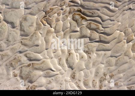 Eine Nahaufnahme der Details und Textur des wunderschönen weißen Travertins von Pamukkale in Türkiye, hoch auf einem Hügel in der Nähe der antiken Stadt Hierapolis. Stockfoto