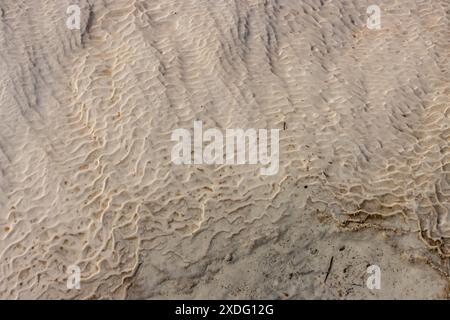 Eine Nahaufnahme der Details und Textur des wunderschönen weißen Travertins von Pamukkale in Türkiye, hoch auf einem Hügel in der Nähe der antiken Stadt Hierapolis. Stockfoto