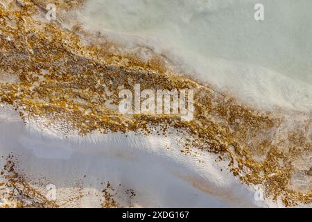 Eine Nahaufnahme der Details und Textur des wunderschönen weißen Travertins von Pamukkale in Türkiye, hoch auf einem Hügel in der Nähe der antiken Stadt Hierapolis. Stockfoto