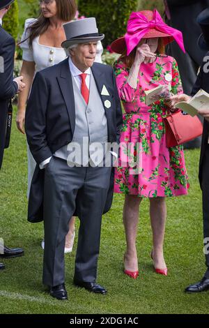 Ascot, Großbritannien. Juni 2024. Henry Winkler amerikanischer Schauspieler, Komiker, Autor, Produzent und Regisseur, der wahrscheinlich am besten für die Fonze in der amerikanischen Sitcom Happy Days in den 70er und 80er Jahren bekannt war, war heute bei Royal Ascot, um eine Trophäe zu präsentieren. Bevor er es tat, wurde er der Königin vorgestellt, und die beiden unterhielten sich einige Zeit lang lachend und scherzhaft. Herr Winkler wurde von seiner Frau Stacey Weitzman begleitet. Sie sind seit 46 Jahren verheiratet. Credit: David Betteridge/Alamy Live News Stockfoto