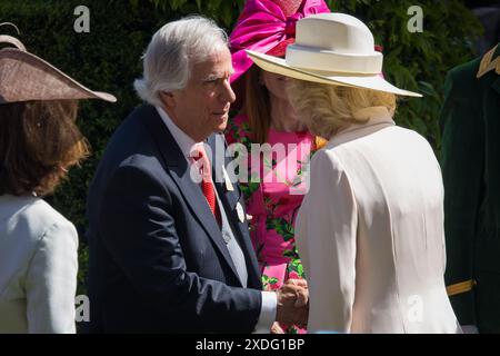 Ascot, Großbritannien. Juni 2024. Henry Winkler amerikanischer Schauspieler, Komiker, Autor, Produzent und Regisseur, der wahrscheinlich am besten für die Fonze in der amerikanischen Sitcom Happy Days in den 70er und 80er Jahren bekannt war, war heute bei Royal Ascot, um eine Trophäe zu präsentieren. Bevor er es tat, wurde er der Königin vorgestellt, und die beiden unterhielten sich einige Zeit lang lachend und scherzhaft. Herr Winkler wurde von seiner Frau Stacey Weitzman begleitet. Sie sind seit 46 Jahren verheiratet. Credit: David Betteridge/Alamy Live News Stockfoto