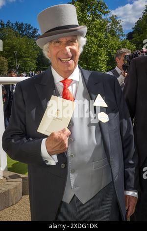 Ascot, Großbritannien. Juni 2024. Henry Winkler amerikanischer Schauspieler, Komiker, Autor, Produzent und Regisseur, der wahrscheinlich am besten für die Fonze in der amerikanischen Sitcom Happy Days in den 70er und 80er Jahren bekannt war, war heute bei Royal Ascot, um eine Trophäe zu präsentieren. Bevor er es tat, wurde er der Königin vorgestellt, und die beiden unterhielten sich einige Zeit lang lachend und scherzhaft. Herr Winkler wurde von seiner Frau Stacey Weitzman begleitet. Sie sind seit 46 Jahren verheiratet. Credit: David Betteridge/Alamy Live News Stockfoto