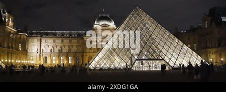 Louvre Pyramide und Museum in der Nacht im Februar Stockfoto