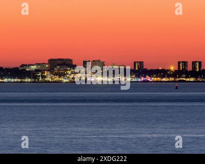 Sheerness, Kent, Großbritannien. Juni 2024. Wetter in Großbritannien: Ein roter Nachthimmel hinter Southend auf dem Meer nach Sonnenuntergang heute Abend - fotografiert aus Sheerness, Kent. Quelle: James Bell/Alamy Live News Stockfoto