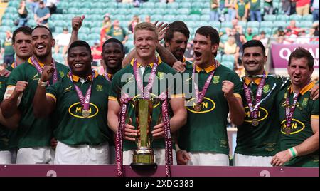 London, Großbritannien. Juni 2024. LONDON, VEREINIGTES KÖNIGREICH, 22. JUNI: Pieter Steph du Toit aus Südafrika mit Trophy nach dem Qatar Airways Cup Spiel zwischen Südafrika und Wales im Twickenham Stadion, London am 22. Juni 2024 Credit: Action Foto Sport/Alamy Live News Stockfoto