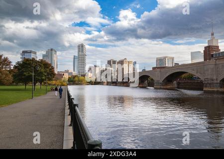 Die Skyline der Innenstadt von Boston von der anderen Seite des Charles River, MA, USA Stockfoto