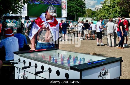 England gegen Dänemark 2024 2024 Ian Holloway und Fußballfans im Big Screen Fanpark „4TheFans“, St. Peters Church, Central Park, Brighton East Sussex England UK. Kredit : Caron Watson/Alamy Live News. Stockfoto