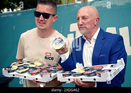 England gegen Dänemark 2024 2024 Ian Holloway und Fußballfans im Big Screen Fanpark „4TheFans“, St. Peters Church, Central Park, Brighton East Sussex England UK. Kredit : Caron Watson/Alamy Live News. Stockfoto