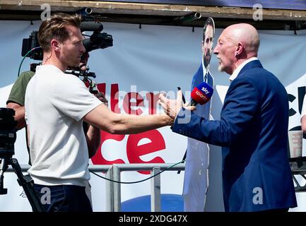 England gegen Dänemark 2024 2024 Ian Holloway und Fußballfans im Big Screen Fanpark „4TheFans“, St. Peters Church, Central Park, Brighton East Sussex England UK. Kredit : Caron Watson/Alamy Live News. Stockfoto