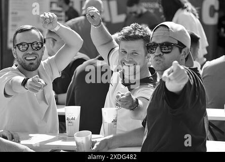 England gegen Dänemark 2024 2024 Ian Holloway und Fußballfans im Big Screen Fanpark „4TheFans“, St. Peters Church, Central Park, Brighton East Sussex England UK. Kredit : Caron Watson/Alamy Live News. Stockfoto