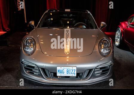 Das Porsche Carrera Coupé wird für seine Mischung aus Leistung und Luxus gefeiert und verkörpert das Engagement von Porsche für Feinmechanik und Fahrverhalten Stockfoto