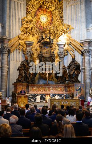 Kardinal Christoph Schönborn feiert die Heilige Messe am Altar des Petersstuhls im Petersdom im Vatikan. Stockfoto