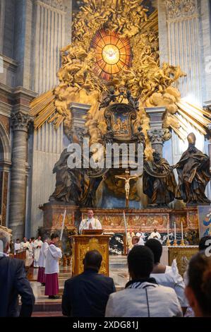 Kardinal Christoph Schönborn feiert die Heilige Messe am Altar des Petersstuhls im Petersdom im Vatikan. Stockfoto