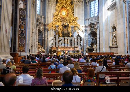 Kardinal Christoph Schönborn feiert die Heilige Messe am Altar des Petersstuhls im Petersdom im Vatikan. Stockfoto