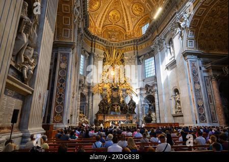 Kardinal Christoph Schönborn feiert die Heilige Messe am Altar des Petersstuhls im Petersdom im Vatikan. Stockfoto