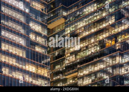 Malerische, leuchtende Fenster von Wolkenkratzern. Fantastischer Abendblick auf moderne Bürohochhäuser. Stockfoto