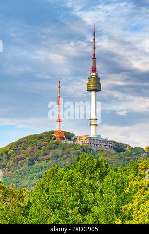 Wunderbarer Blick auf den Namsan Seoul Tower auf dem Namsan Mountain in Seoul, Südkorea. Der Turm ist eine beliebte Touristenattraktion Asiens. Stockfoto
