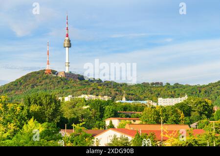 Wunderbarer Blick auf den Namsan Seoul Tower auf dem Namsan Mountain in Seoul, Südkorea. Der Turm ist eine beliebte Touristenattraktion Asiens. Stockfoto