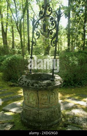 Chase City, VA, USA. Kunst im MacCallum More Museum and Gardens. Antiker Brunnen mit geschnitztem Fries mit landwirtschaftlichen Szenen. Stockfoto