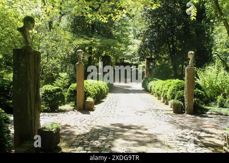 Chase City, VA, USA. Kunst entlang eines Weges im MacCallum More Museum and Gardens. Stockfoto