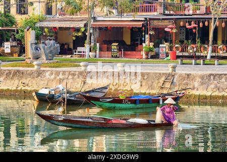 Hoi an (Hoian), Vietnam - 12. April 2018: Fantastischer Blick auf das traditionelle vietnamesische Holzboot auf dem Fluss Thu Bon in der antiken Stadt Hoi an. Stockfoto