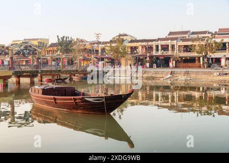 Hoi an (Hoian), Vietnam - 12. April 2018: Fantastischer Blick auf das traditionelle vietnamesische Holzboot auf dem Fluss Thu Bon in der antiken Stadt Hoi an. Stockfoto