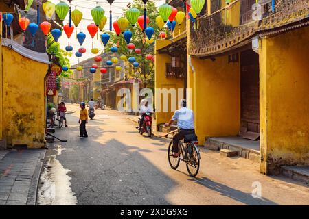 Hoi an (Hoian), Vietnam - 12. April 2018: Morgenblick auf die gemütliche Straße mit Blumen. Malerische traditionelle gelbe Häuser. Stockfoto